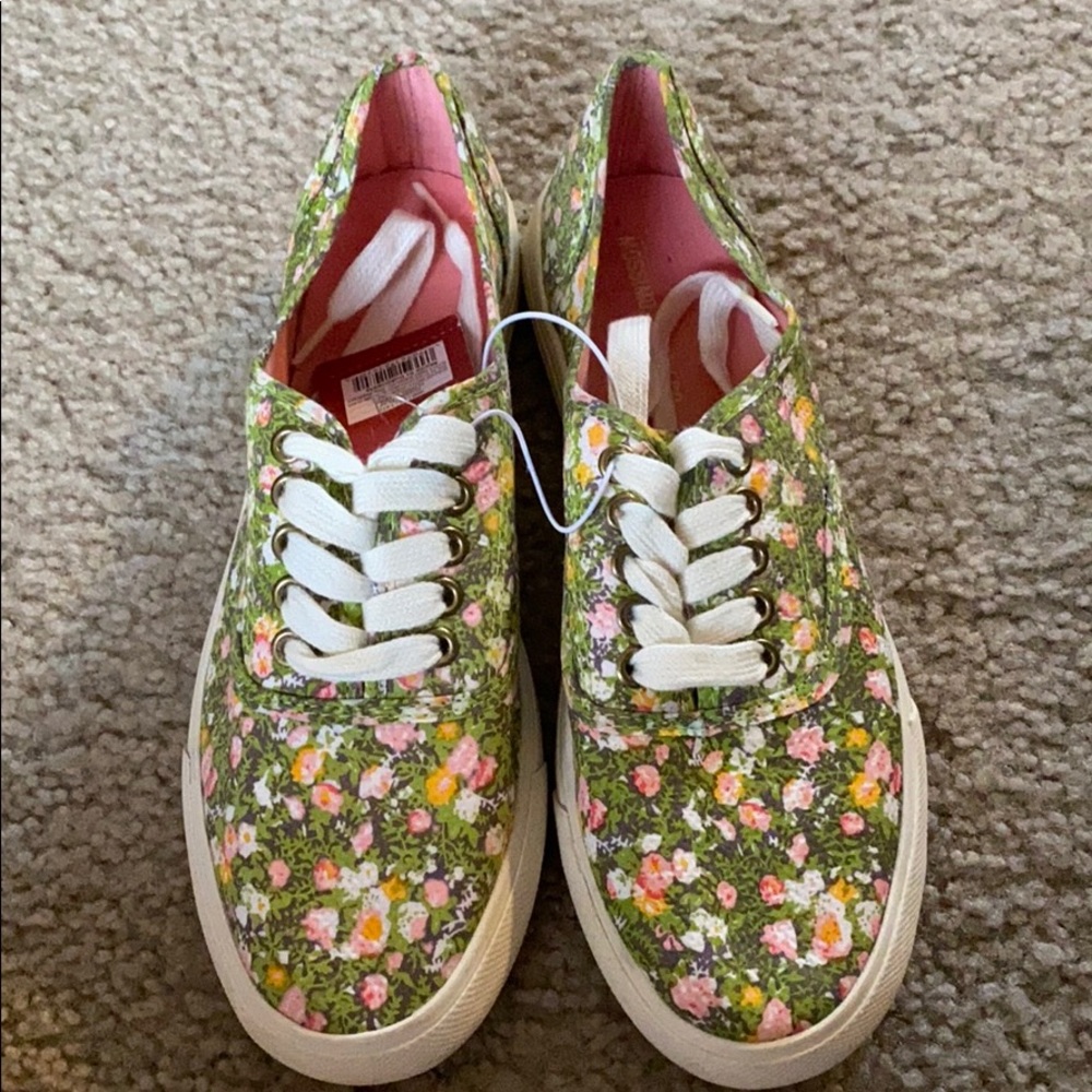 COPY - NWT Floral Canvas Shoes Size 5/6 Women’s